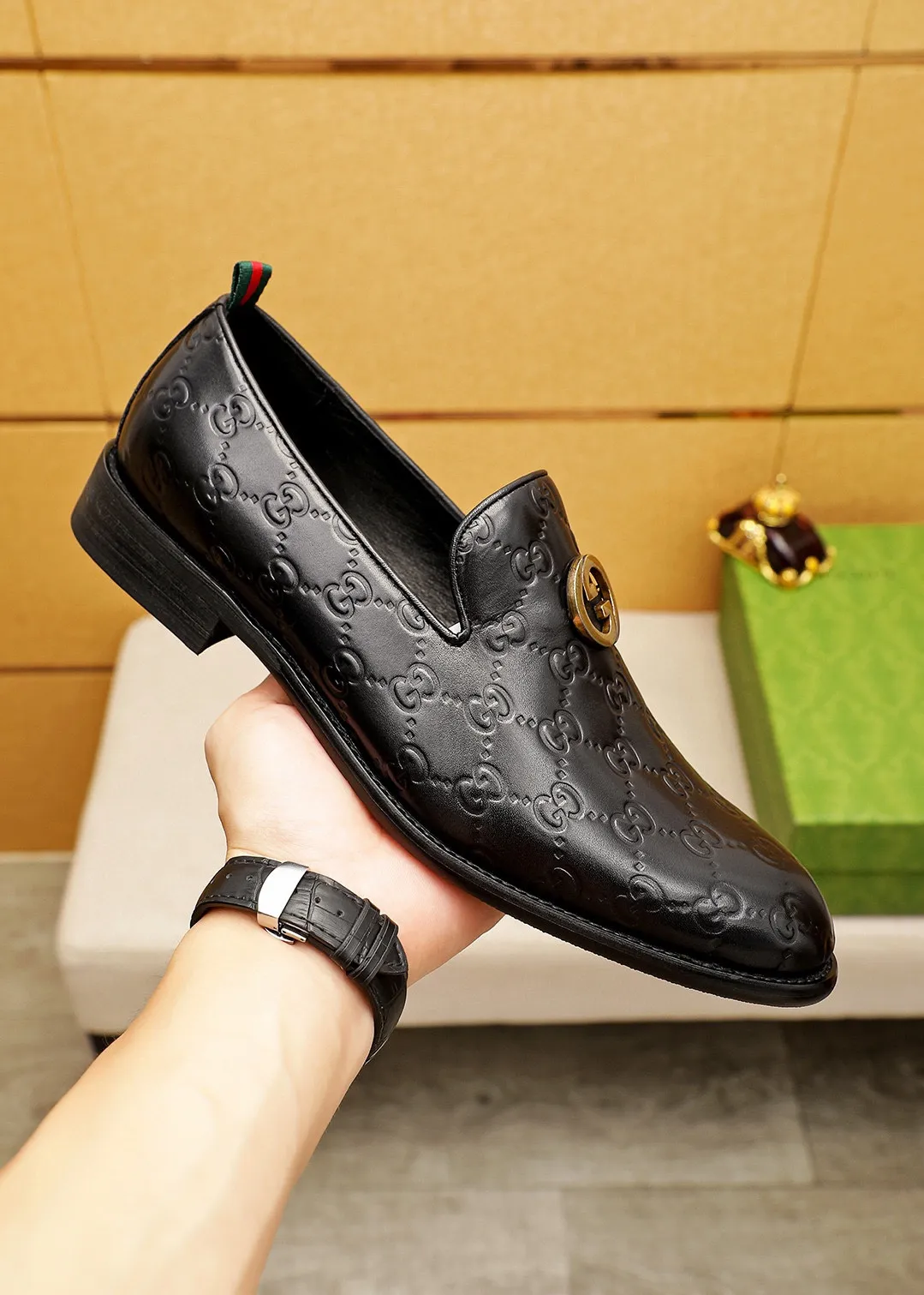 Men's shoes 💰400 💐 Product trademark: GUCCI "Gucci" casual leather shoes Regular size: 39-44 (38.45.46🉑️Customized) Product materials: Selected imported first-layer calfskin embossed upper + original hardware buckle, imported 🐑 sheepskin lining. Strong three-dimensional visual effect, combined outsole Color: 1⃣️color optional